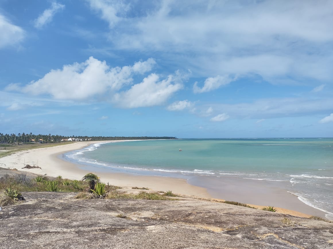 Valokuva Praia de Mamucabinhasista. pinnalla kirkas hiekka:n kanssa