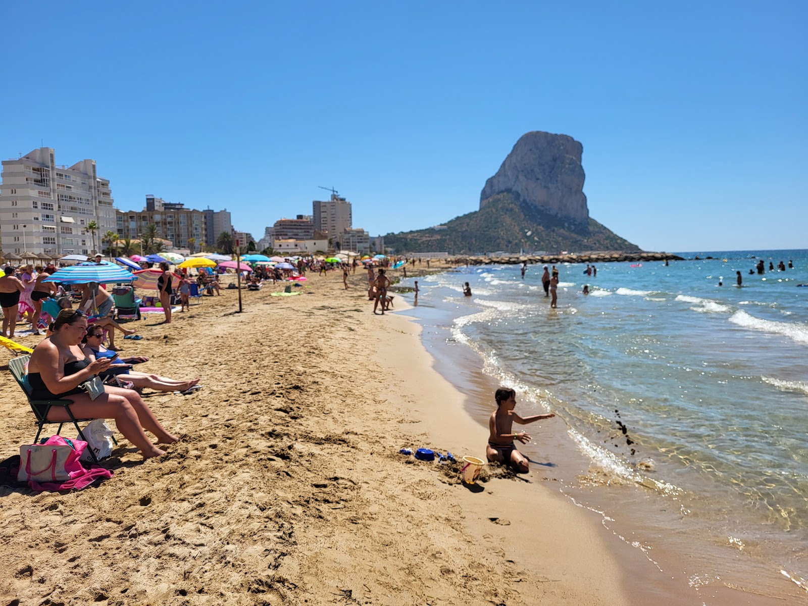 Foto van Playa Calpe ondersteund door kliffen