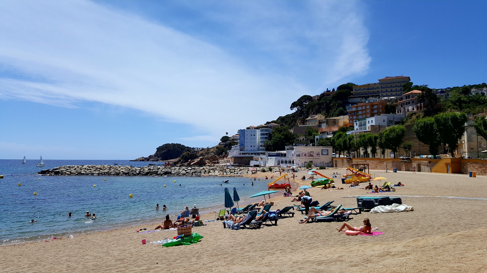 Fotografie cu Playa de Sant Feliu cu o suprafață de apa pură turcoaz