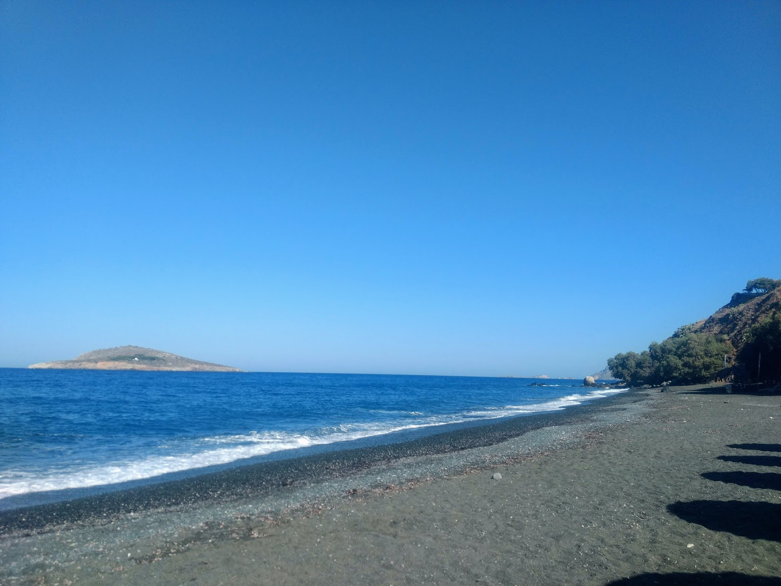 Foto de Platis Yialos beach com alto nível de limpeza