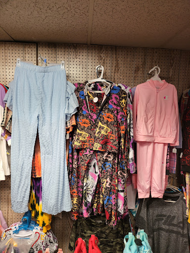 Antique Store «Vendor City Antiques, Flea Market & Cosignment», reviews and photos, 537 S Reed Rd, Kokomo, IN 46901, USA