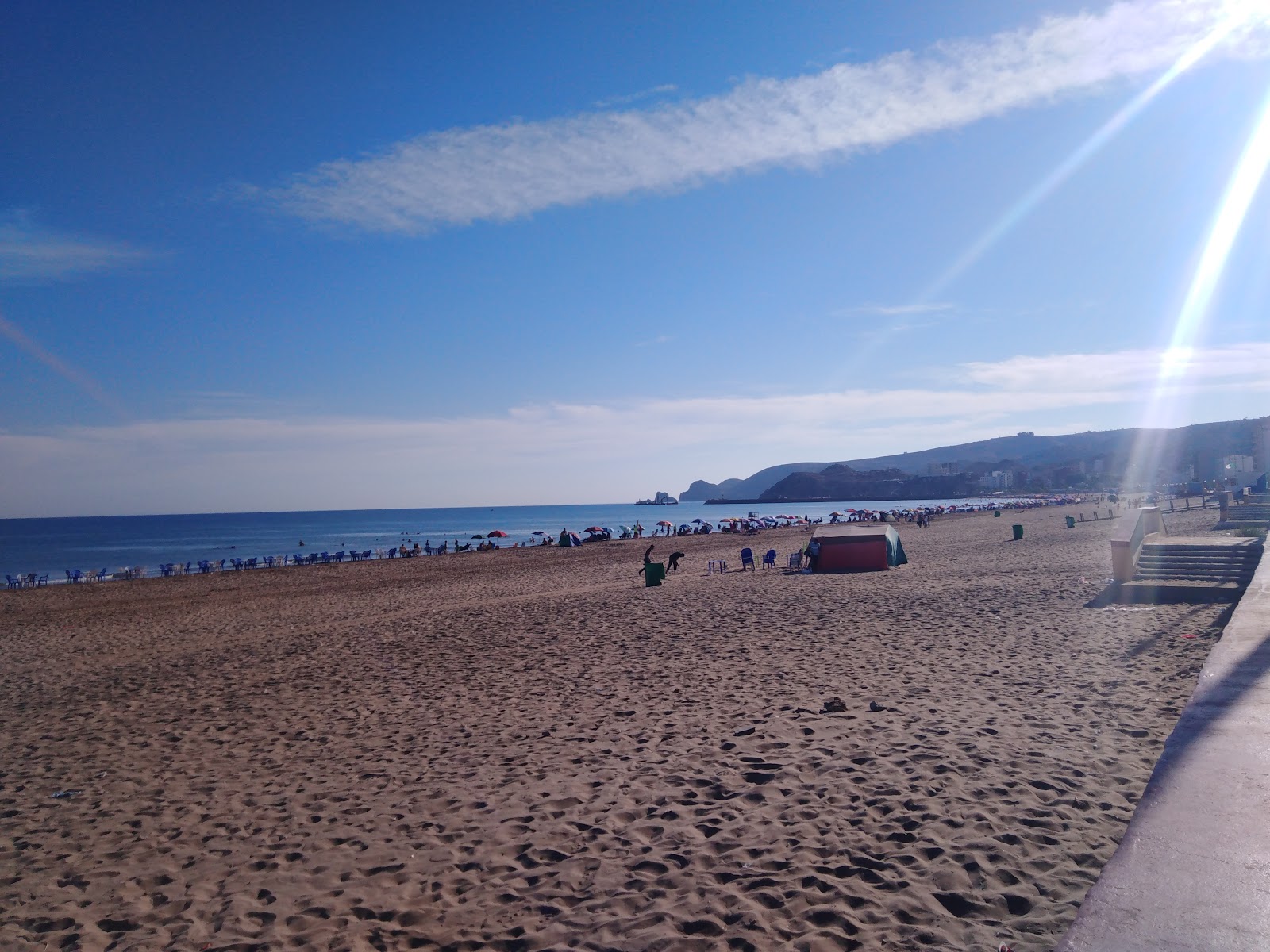Plage de Marsa Ben Mhidi'in fotoğrafı - rahatlamayı sevenler arasında popüler bir yer