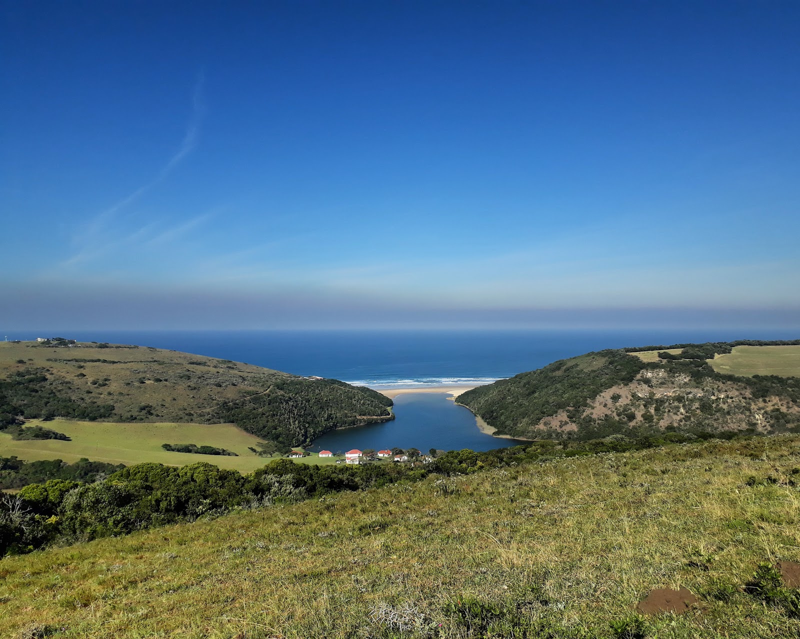 Foto di Igoda beach con costa lunga e dritta
