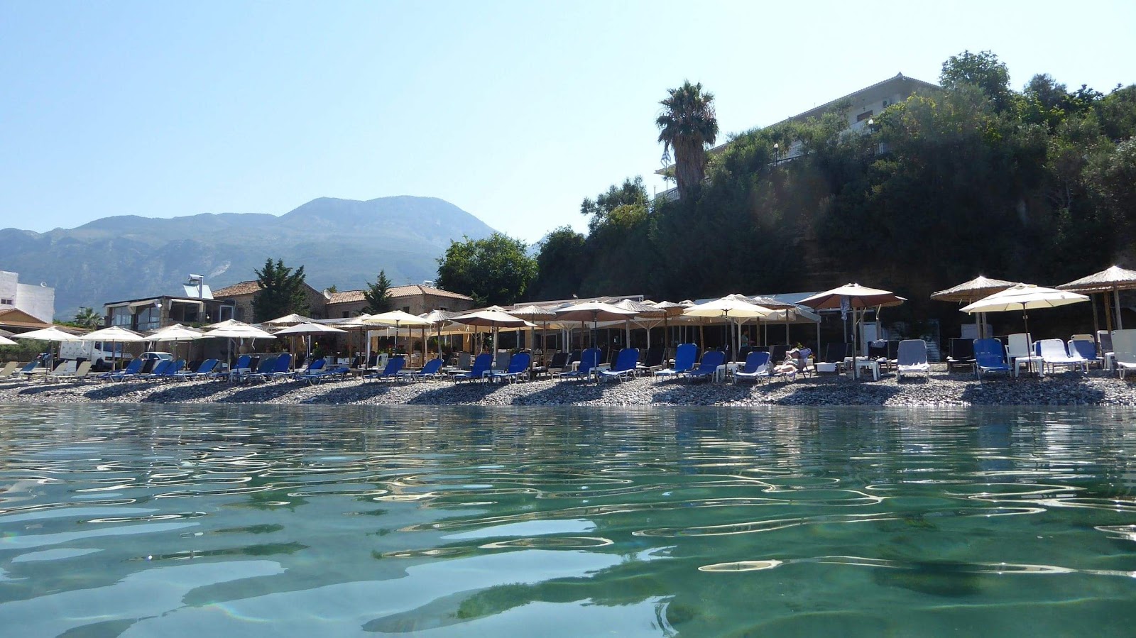 Paralia Mikri Mantinia II'in fotoğrafı - rahatlamayı sevenler arasında popüler bir yer