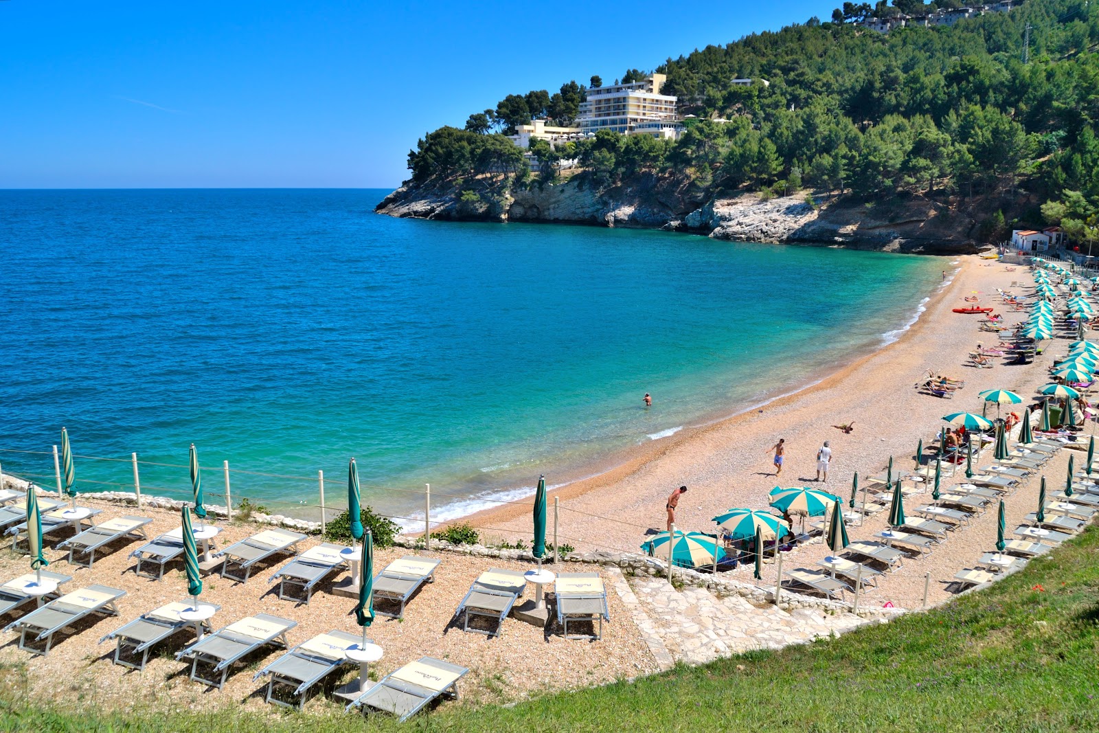 Zdjęcie Plaża Pugnochiuso z powierzchnią małe beżowe kamyki