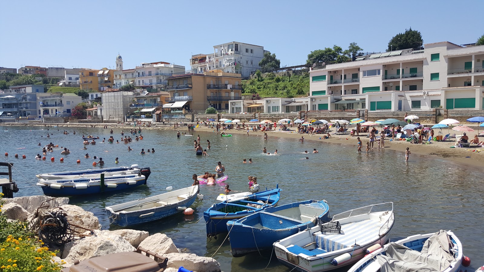 Foto av Marina grande beach med brunsand yta