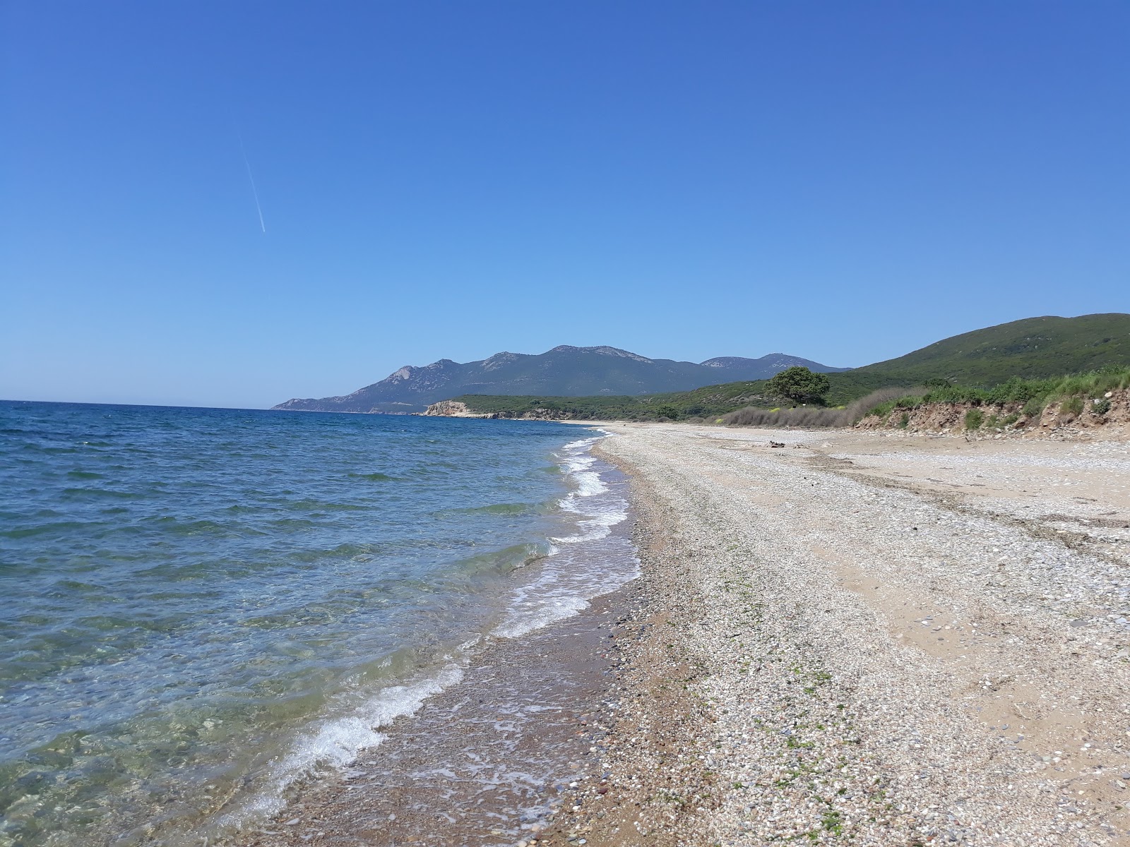 Foto di Mesimvria Zoni beach con una superficie del sabbia beige e ciottoli