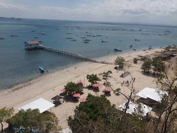 Φωτογραφία του Ekas Beach περιτριγυρισμένο από βουνά
