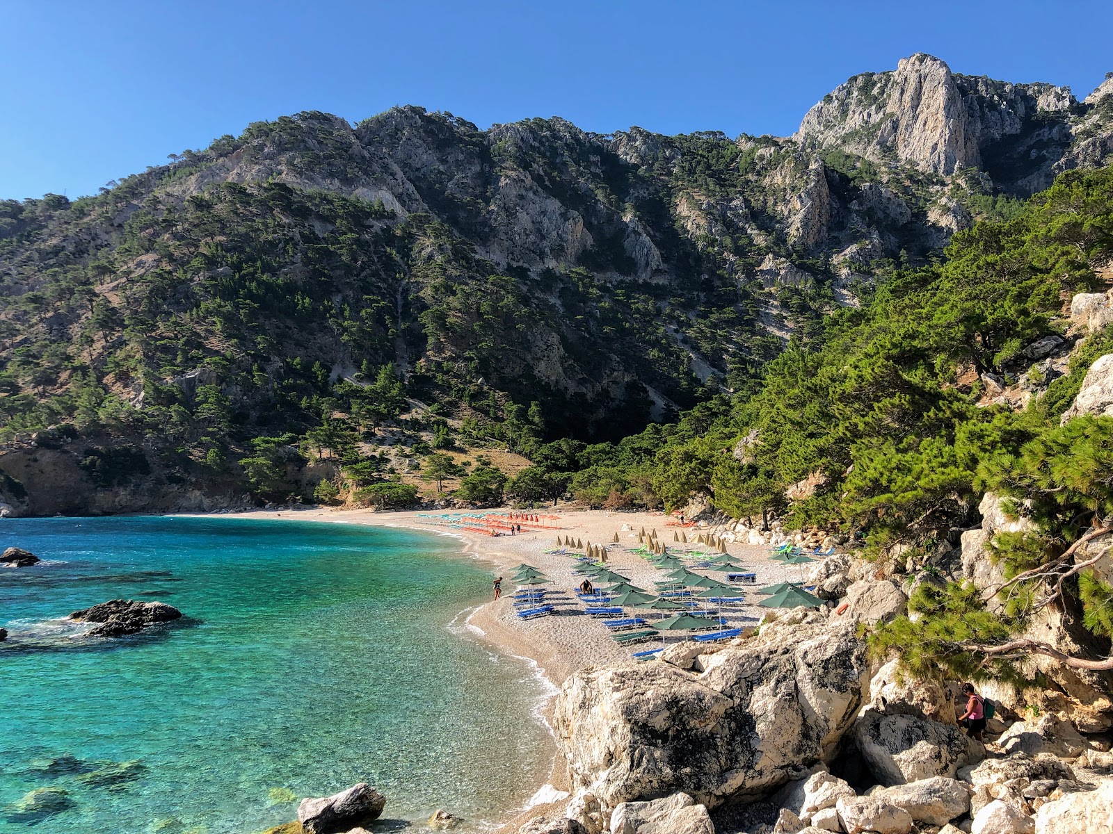 Foto van Apella Strand met lichte fijne kiezelsteen oppervlakte