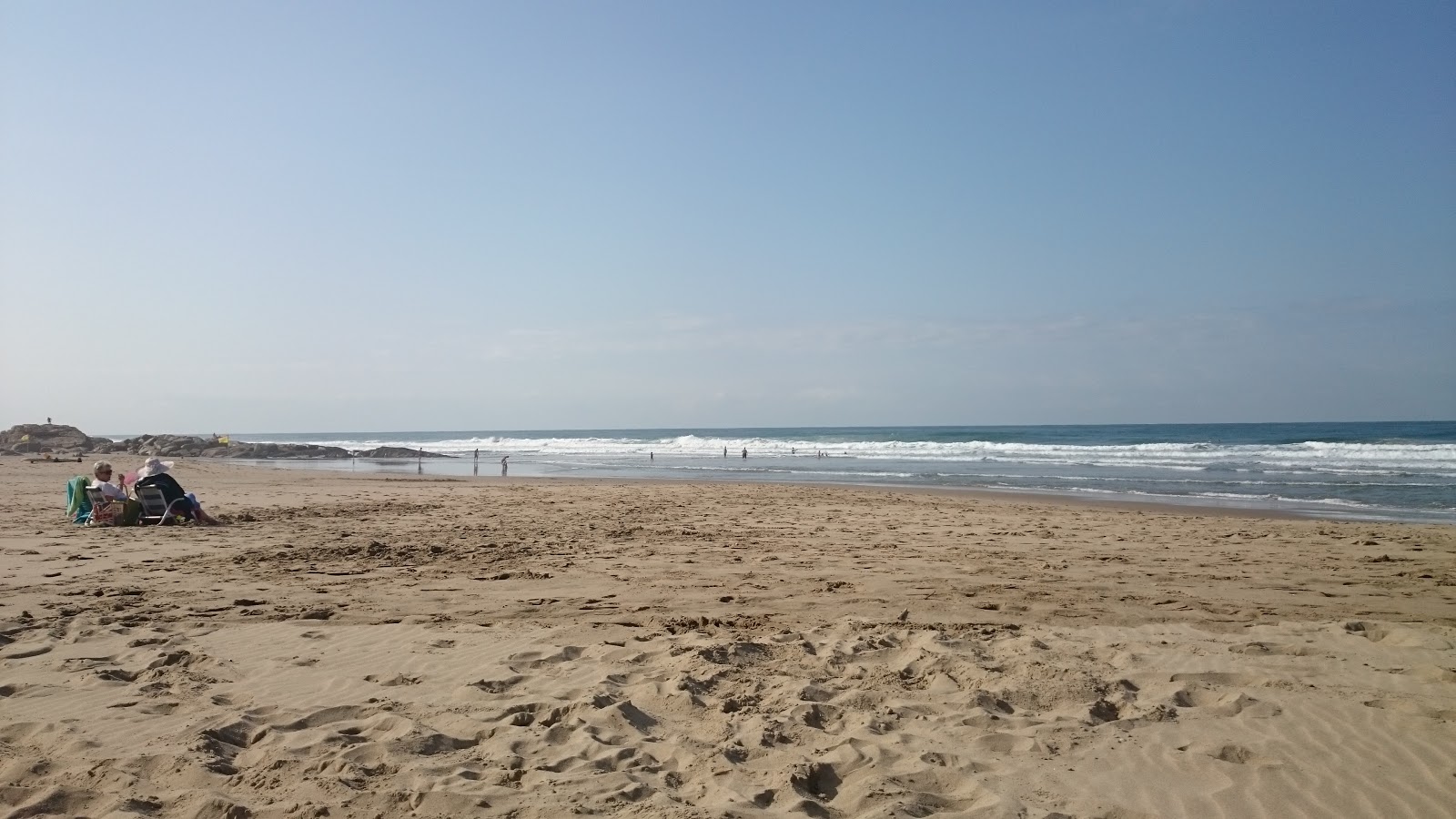 Leisure beach的照片 带有碧绿色纯水表面