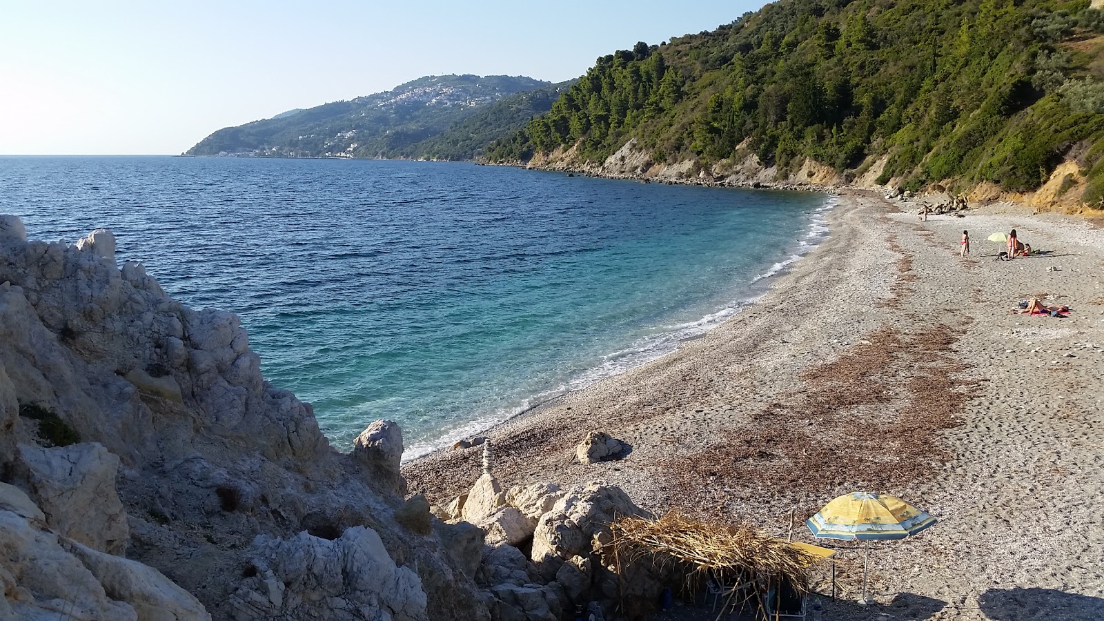 Foto de Paralia Armenopetra com seixos bege superfície