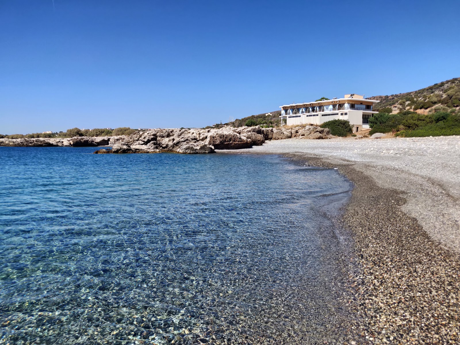 Foto av Plakaki beach med turkos rent vatten yta