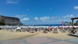Photo de Mogan Plage entouré de montagnes