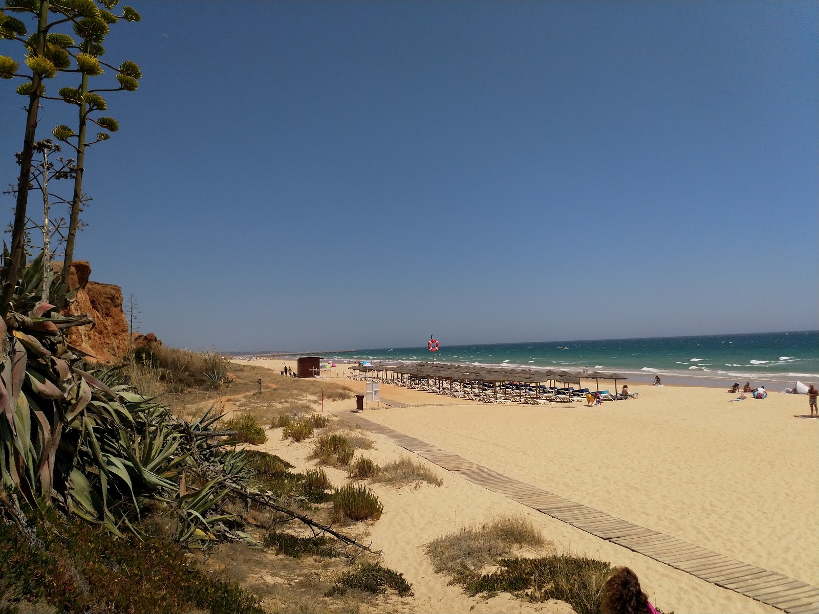 Foto van Praia da falesia ondersteund door kliffen