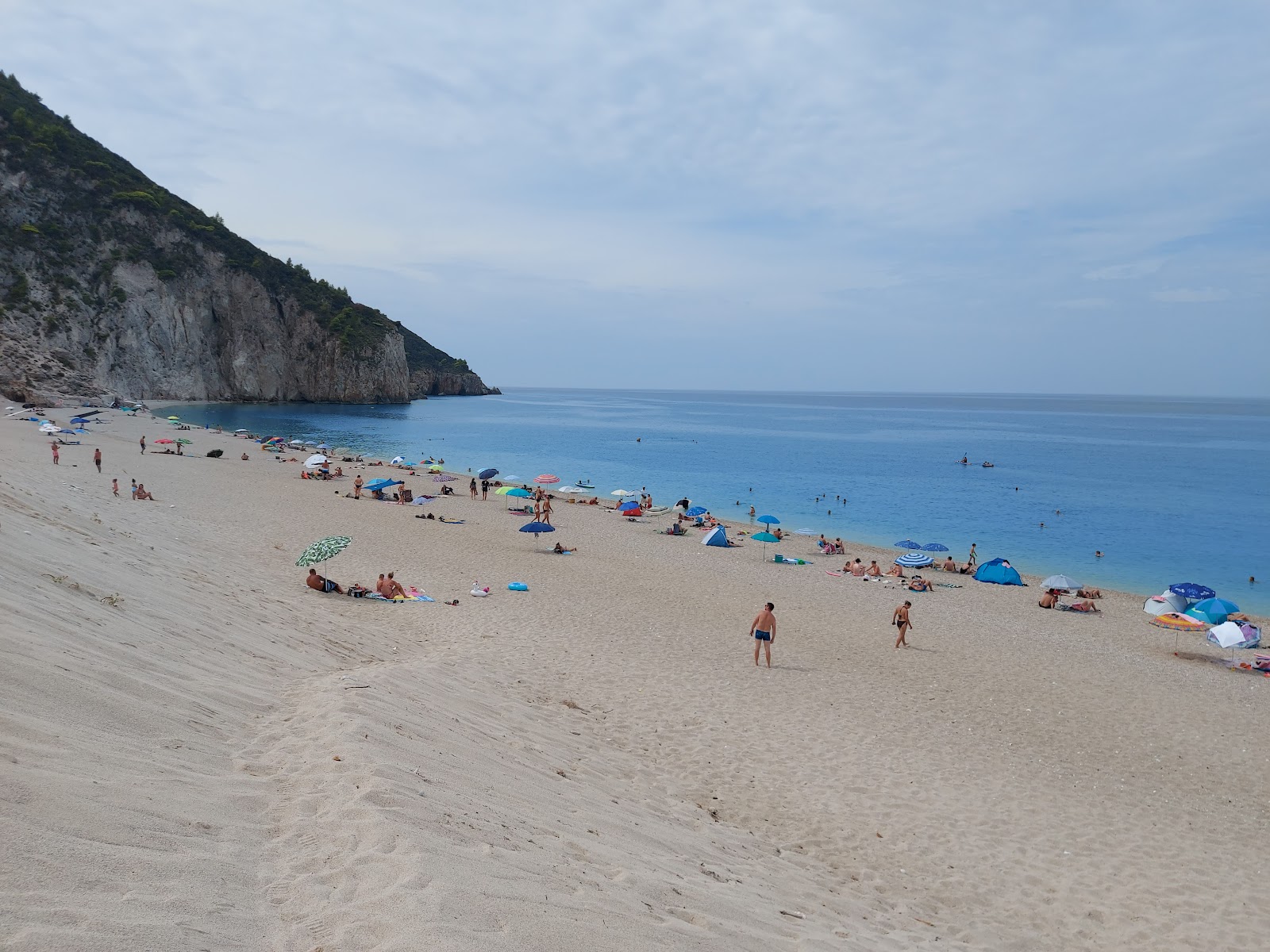 Foto von Mylos Beach von Klippen umgeben