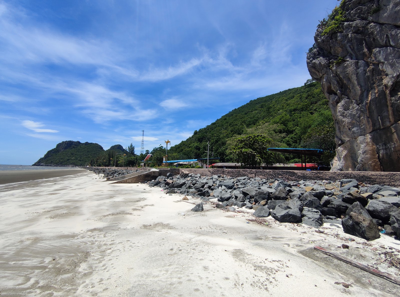 Photo of Baan Kiang Le Ing Pha Beach with green water surface