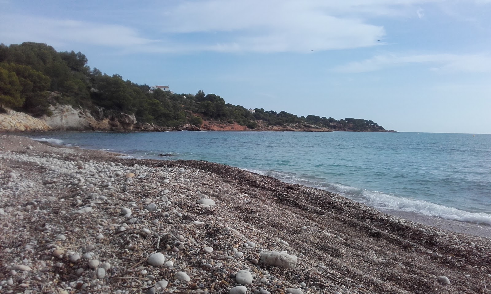 Fotografie cu Platja de l'Aliga cu o suprafață de apă verde deschis