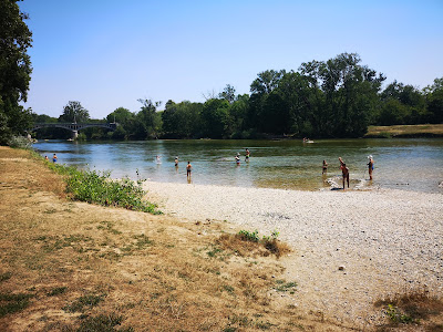 Parking plage rivière de l'Ain à Priay