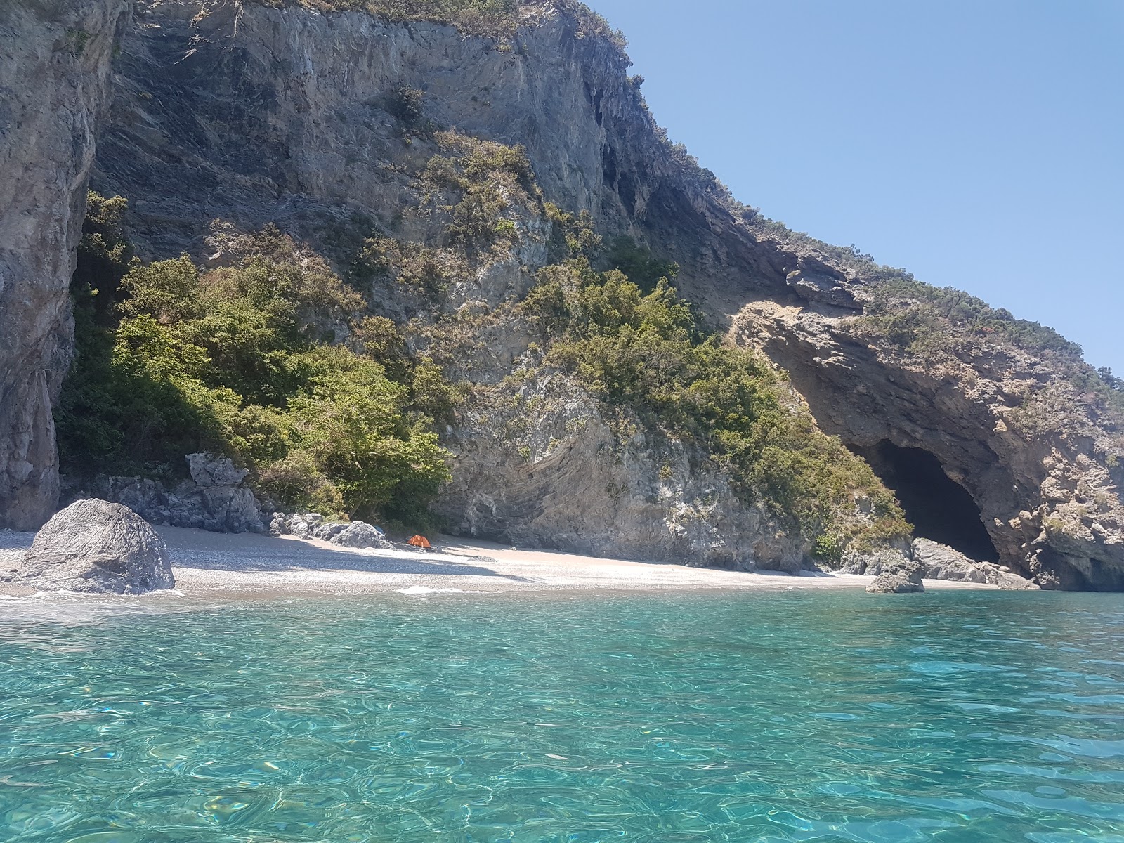 Photo de Plage Damianos avec l'eau cristalline de surface