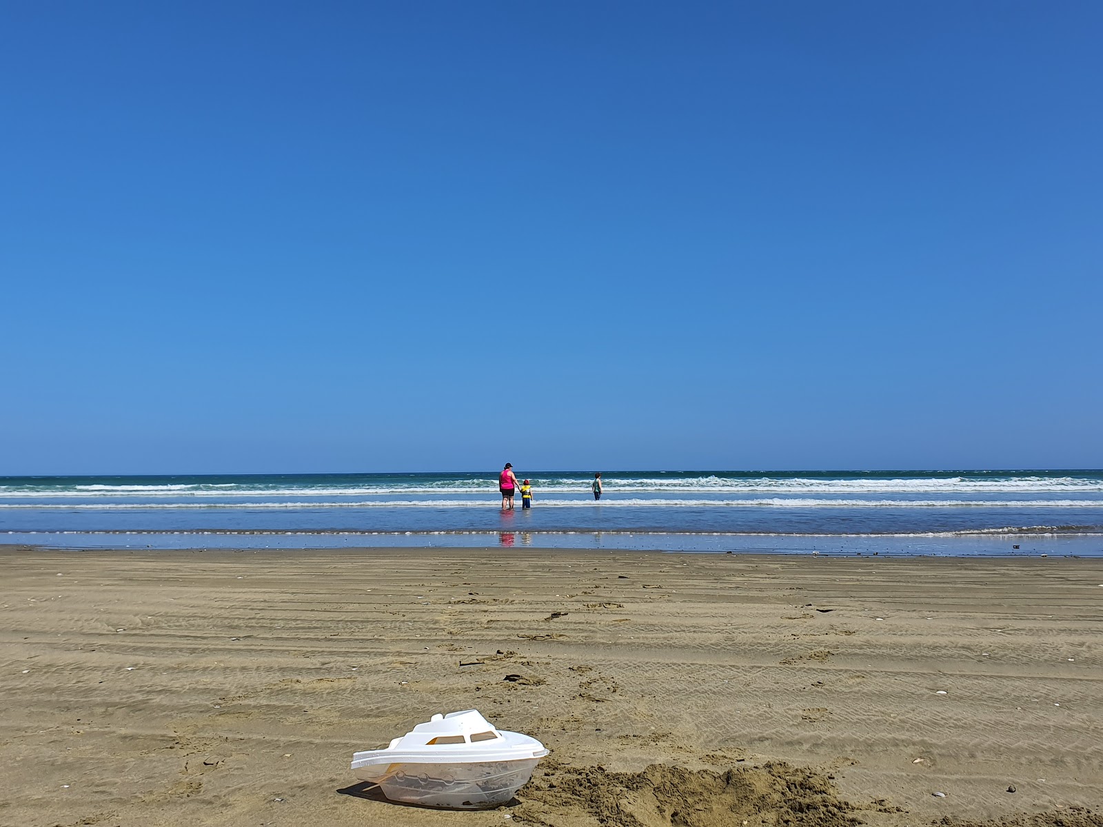 Fotografie cu Ninety Mile Beach cu o suprafață de apa pură turcoaz