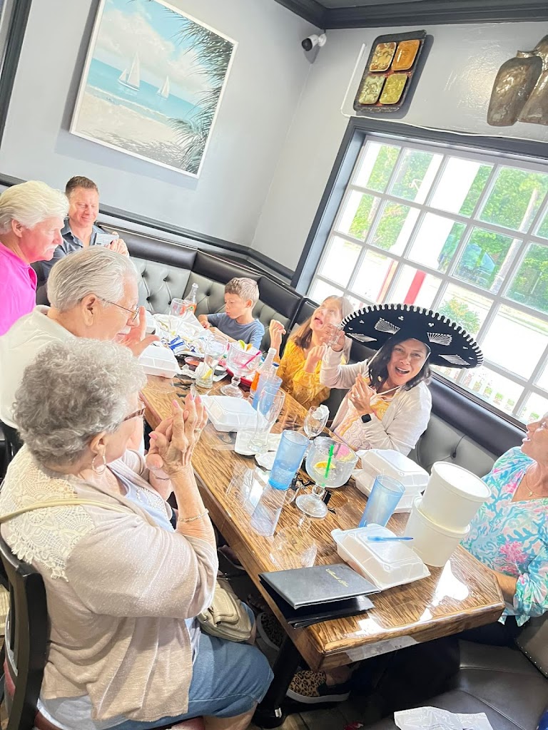 7 Mares Mexican Grill 23185