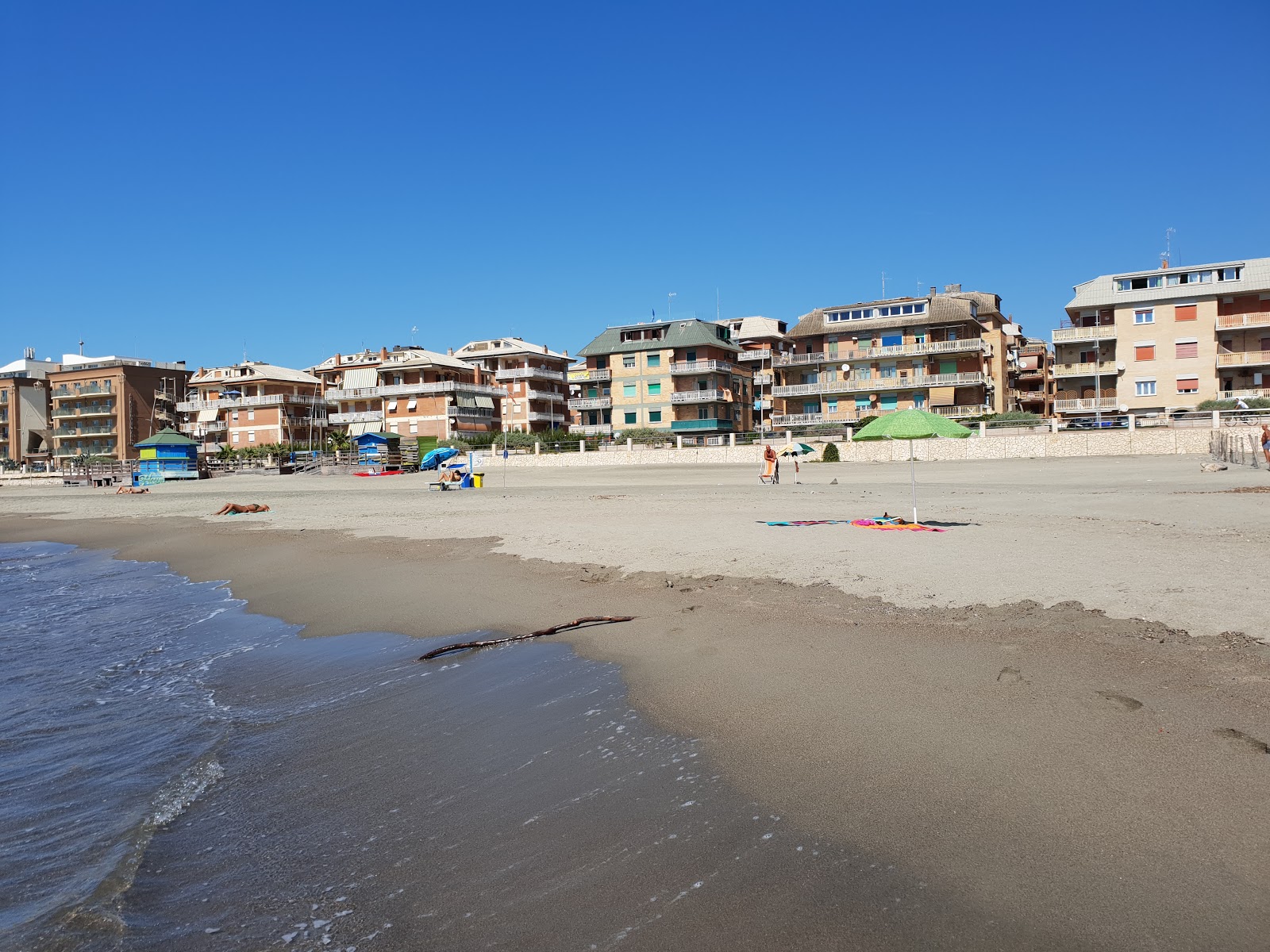 Photo de Ostia beach avec plusieurs baies spacieuses