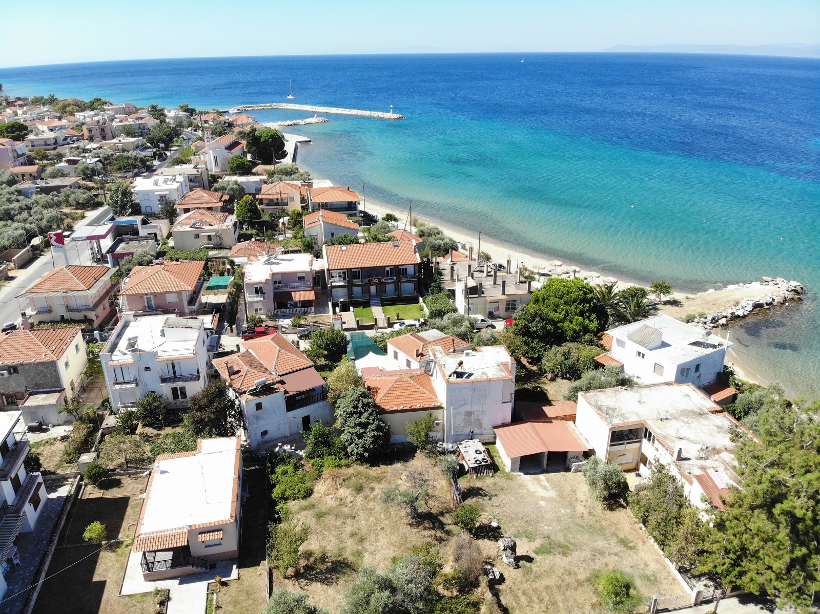 Foto di Skala Sotiros beach con una costa dritta