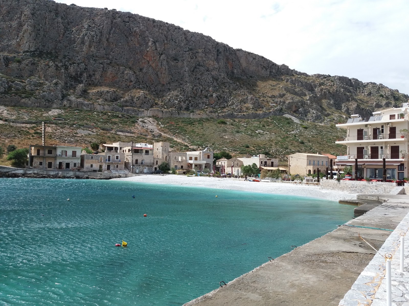 Foto af Gerolimenas beach bakket op af klipperne