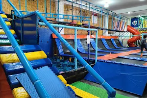 Parque de Trampolines Trijump image