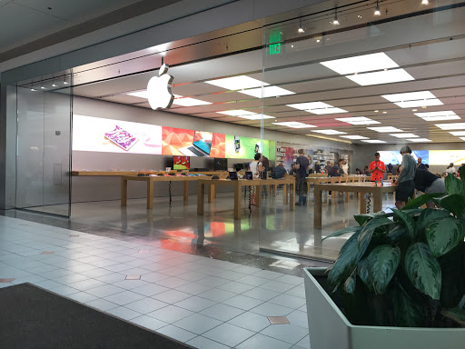 Computer Store «Apple Solomon Pond Mall», reviews and photos, 601 Donald Lynch Blvd, Marlborough, MA 01752, USA