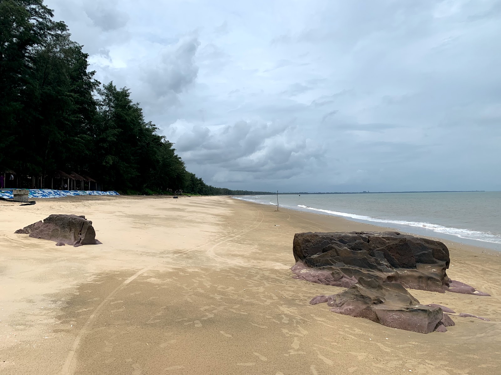 Foto di Black Rock Beach con una superficie del sabbia beige