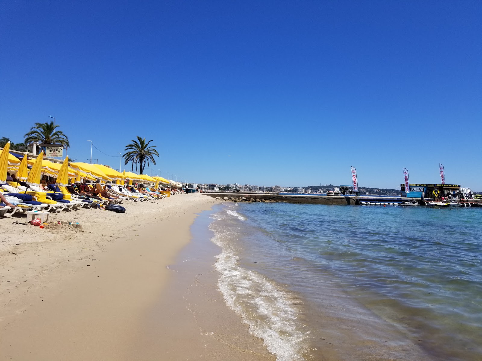 Foto van Golfe Juan beach met blauw puur water oppervlakte