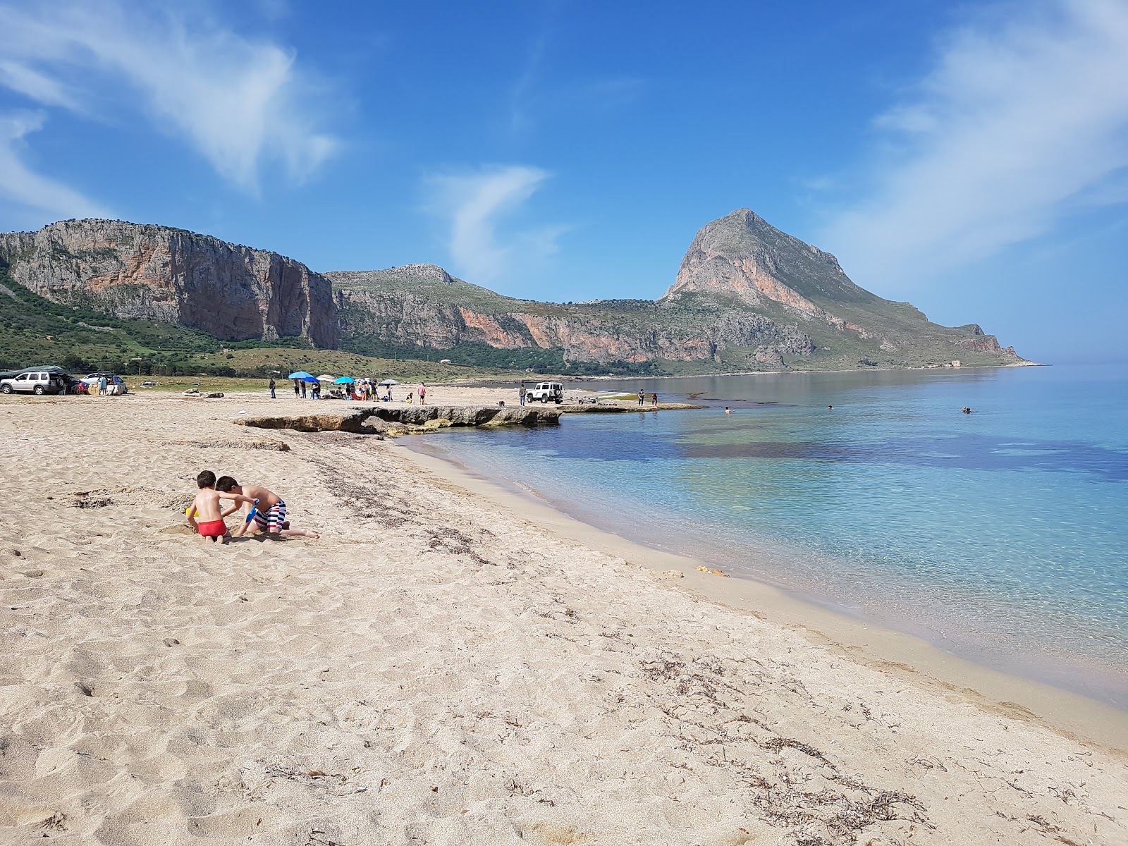 Foto di Spiaggia ‘A Chianca (La Lastra) con una superficie del sabbia beige e rocce