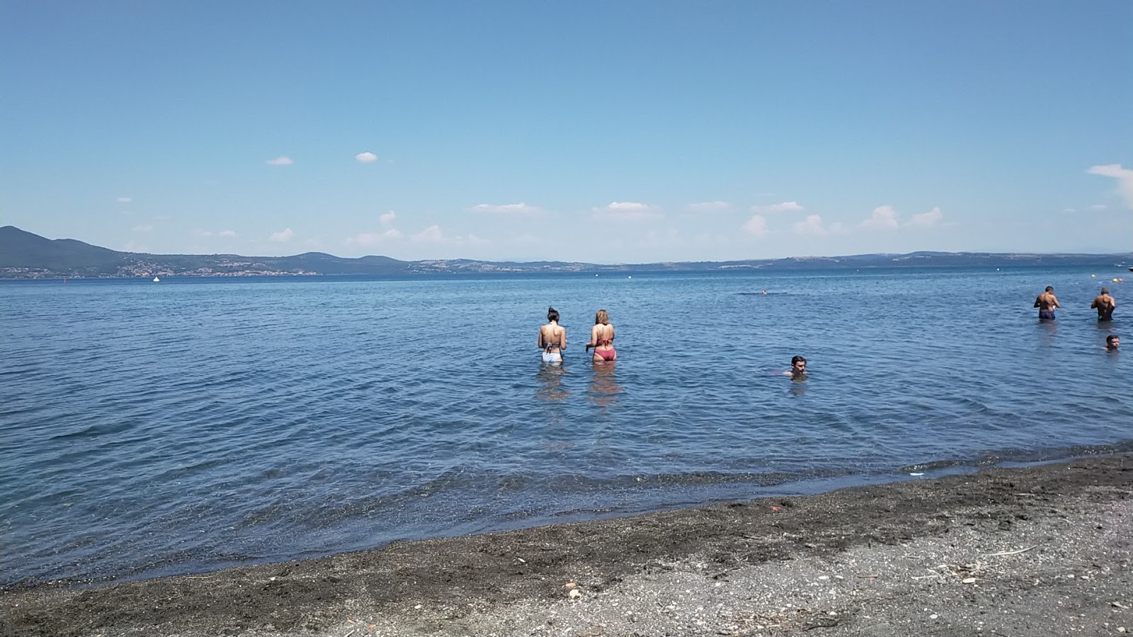 Beach of Bracciano Lake'in fotoğrafı ve yerleşim