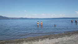 Beach of Bracciano Lake'in fotoğrafı ve yerleşim