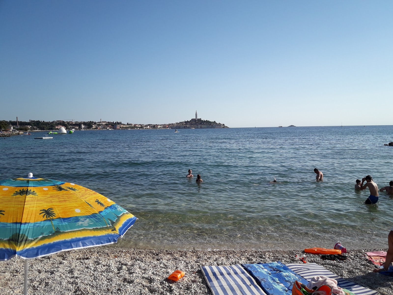 Foto de Porton Biondi beach - lugar popular entre os apreciadores de relaxamento