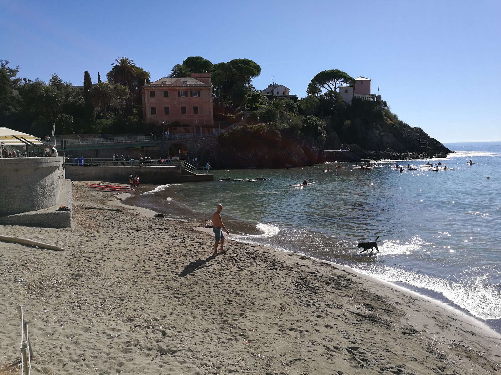 Valokuva La Spiaggia del Porticciolo di Nerviista. puhtaustasolla korkea