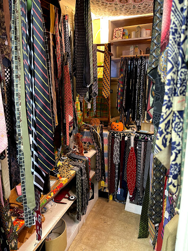 Tie room!
