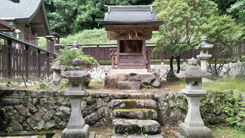 穴石神社