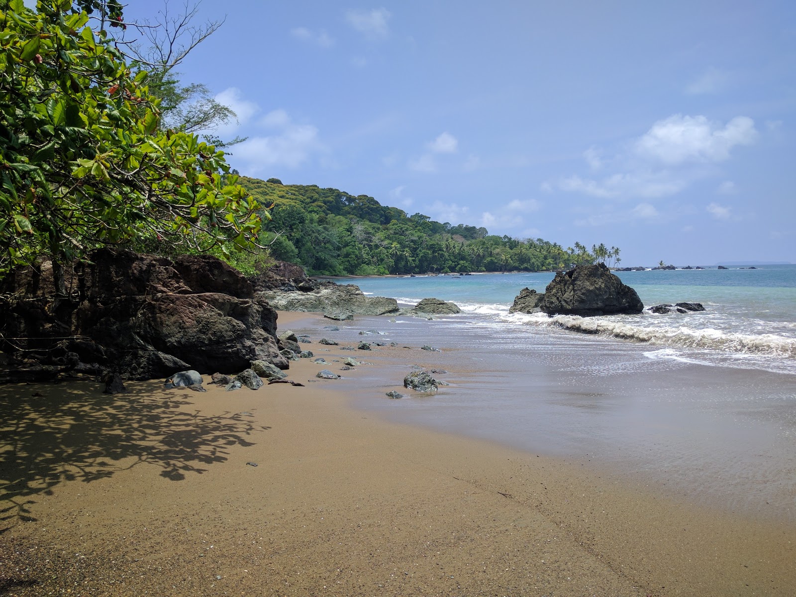 Foto de Playa Las Caletas com água turquesa superfície