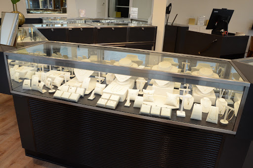 Jewelry Store «Oak Park Jewelers», reviews and photos, 101 S Marion St, Oak Park, IL 60302, USA