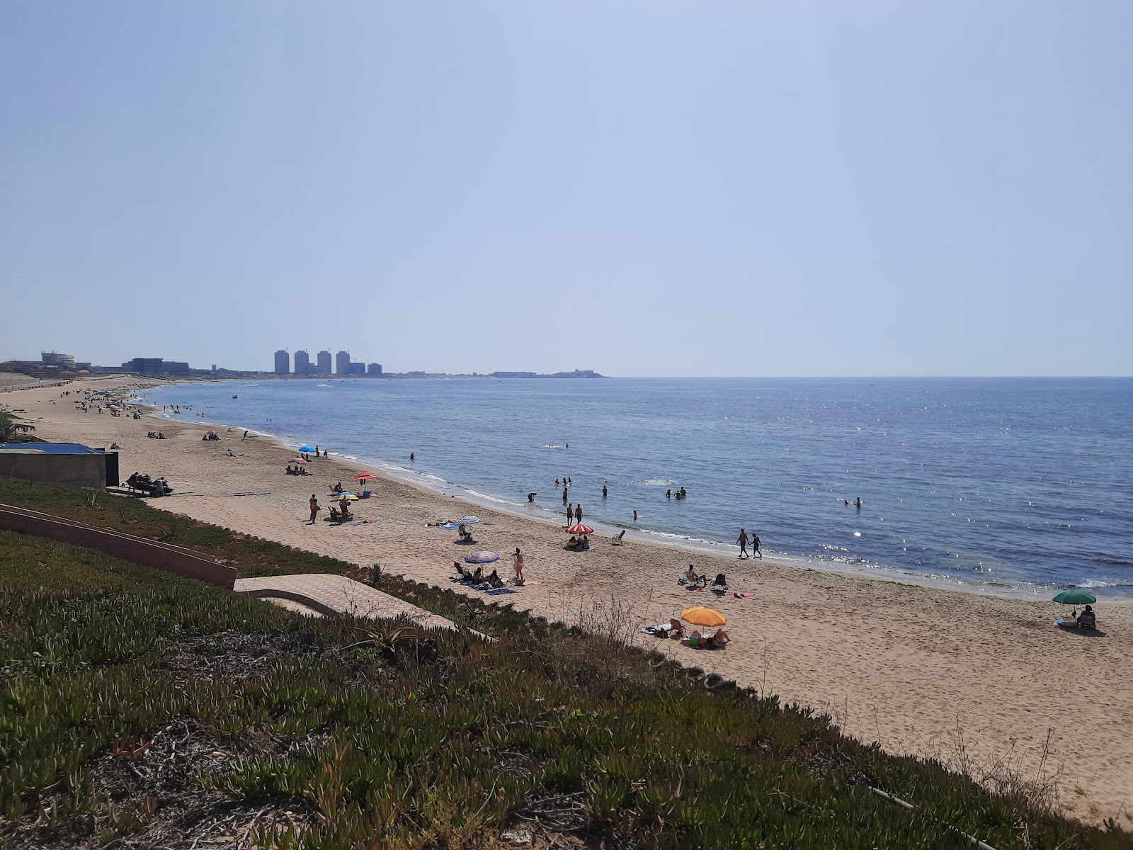 Foto de Sheraton hotel beach com areia fina e brilhante superfície