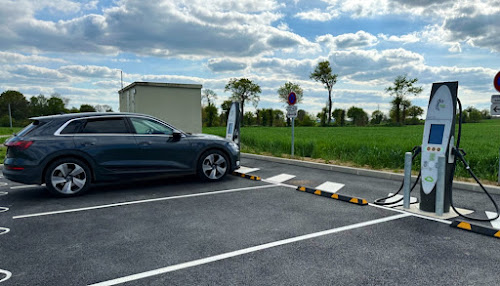Borne de recharge de véhicules électriques IECharge Station de recharge Combourg