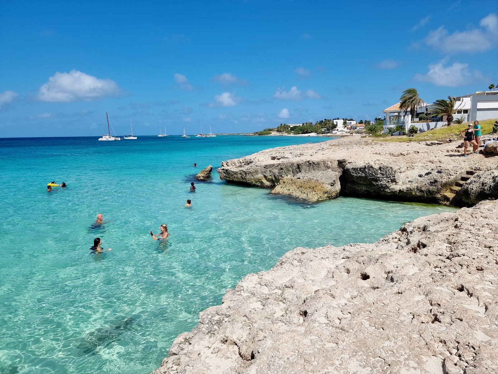 Φωτογραφία του Malmok beach με γκρίζα άμμο και βράχια επιφάνεια