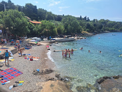 Glavotok Port Beach'in fotoğrafı düz bir kıyı şeridi ile birlikte