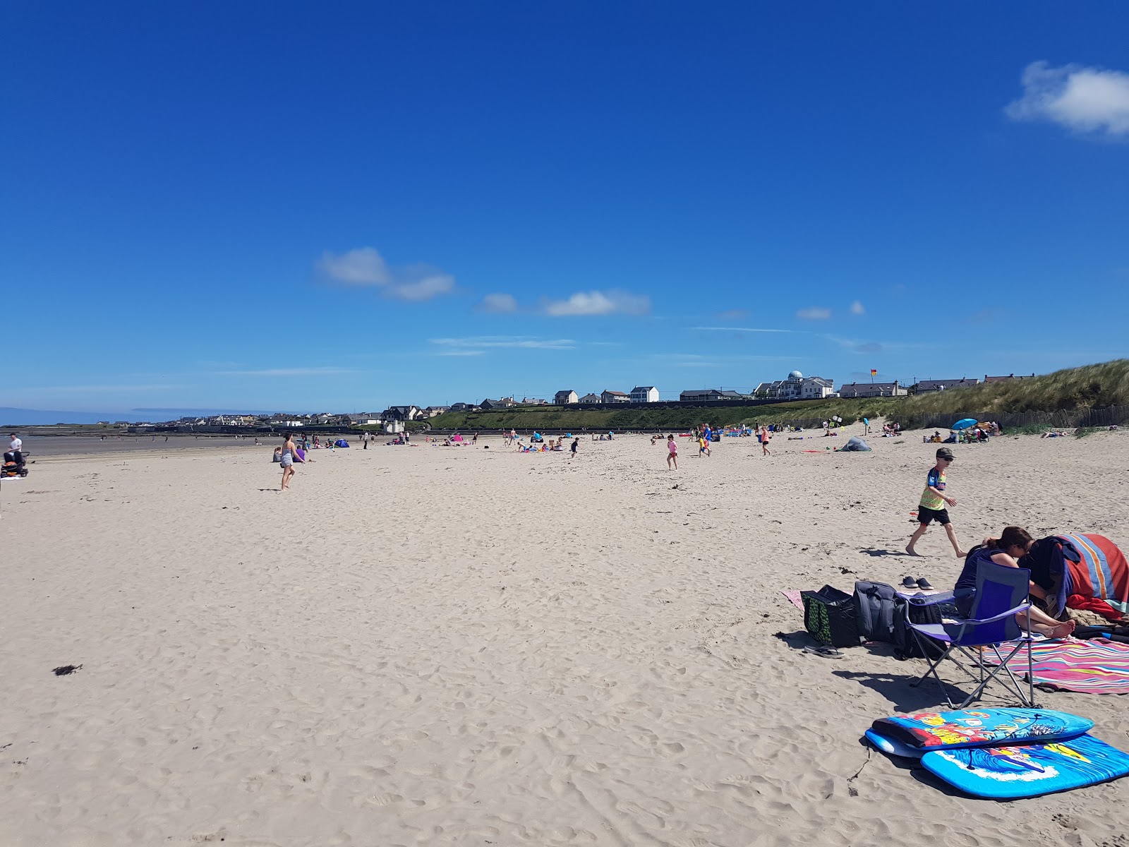 Foto van Enniscrone Beach met turquoise puur water oppervlakte