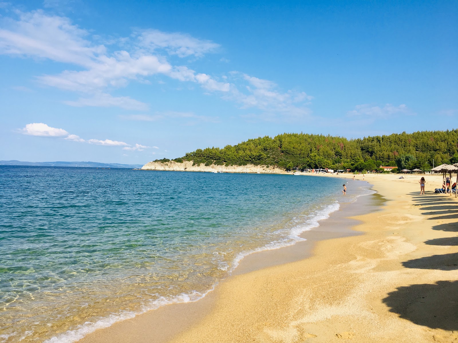 Zdjęcie Destenika beach z powierzchnią jasny, drobny piasek