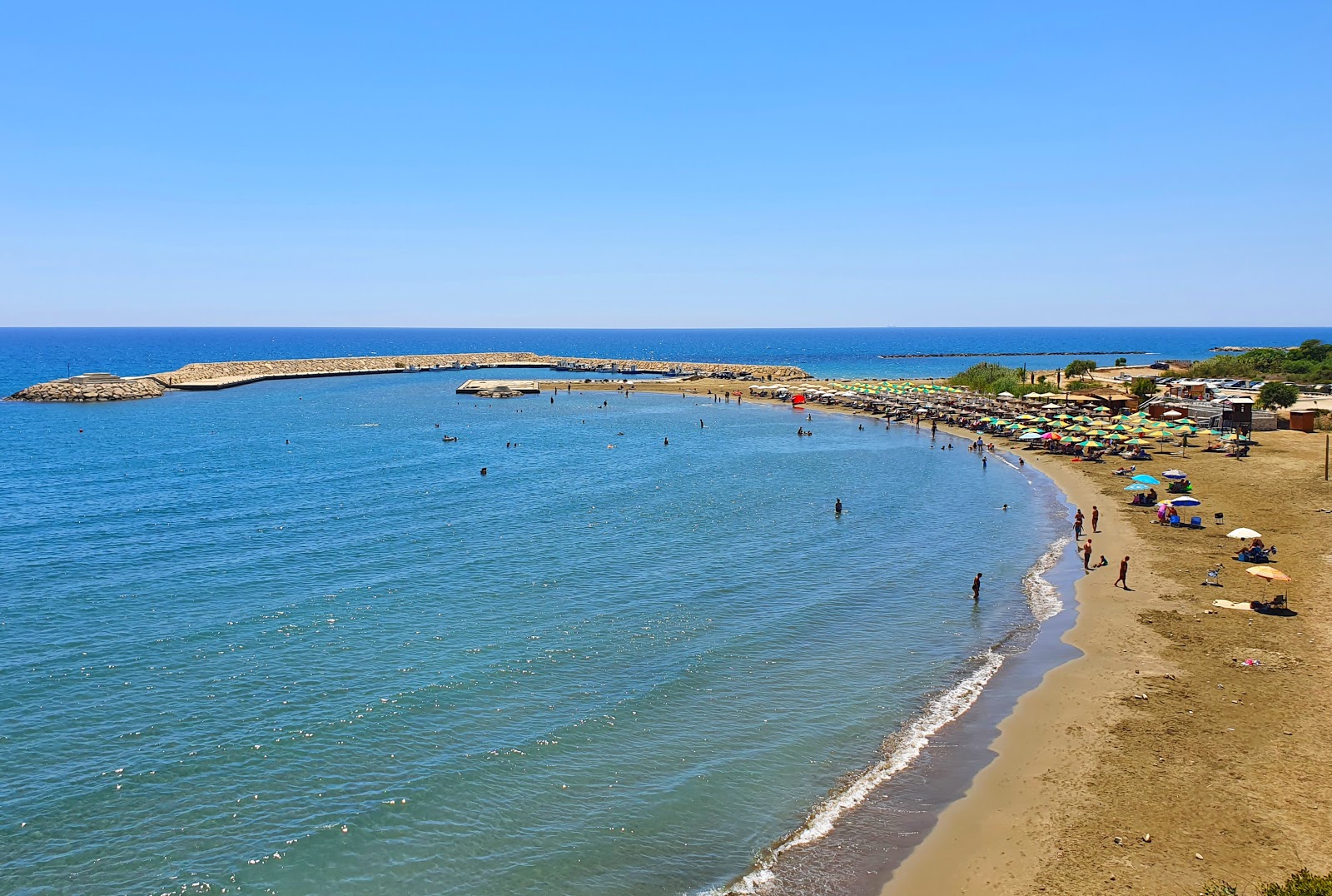 Foto av Alaminos beach med blått vatten yta