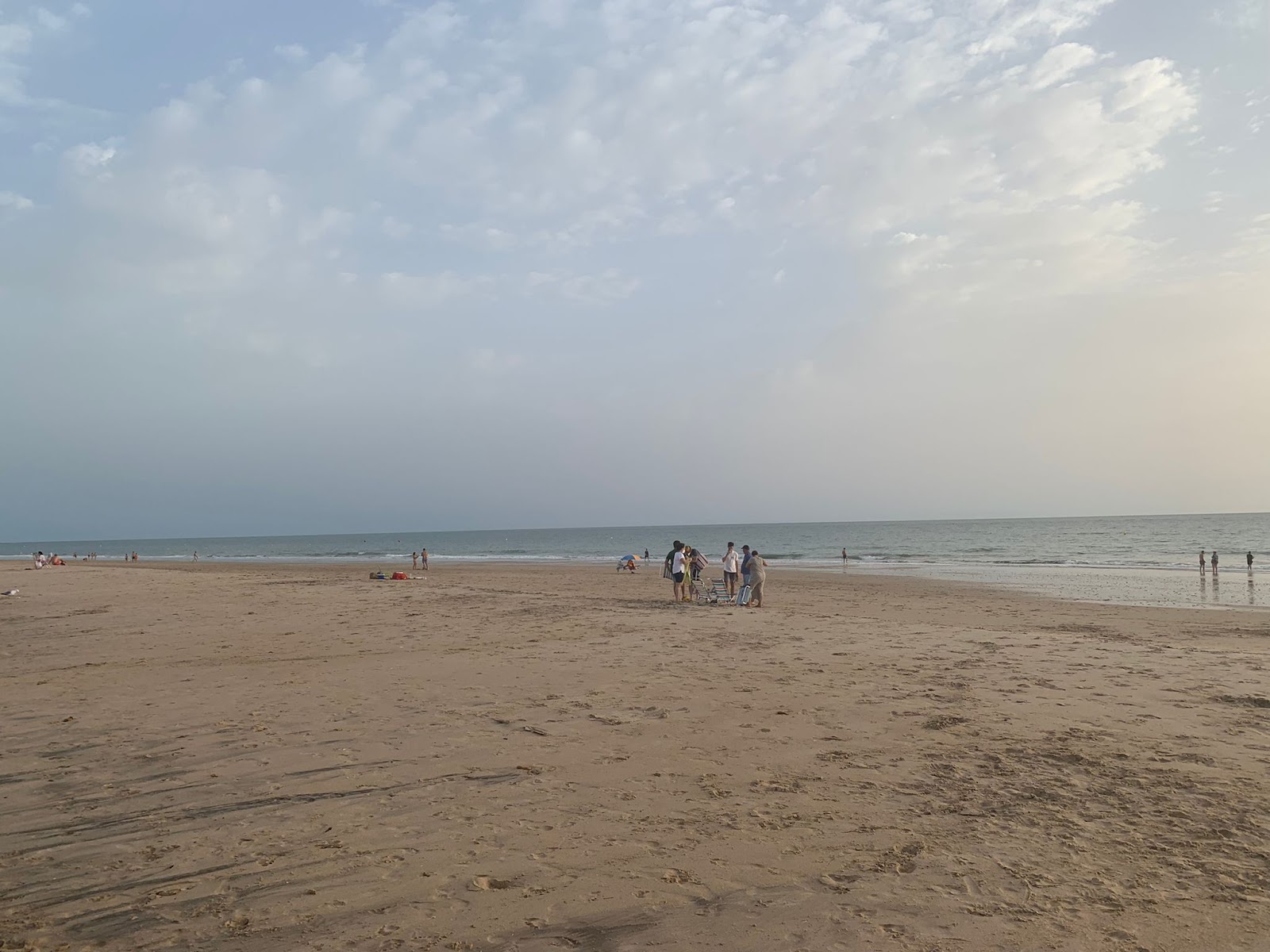 Photo de Playa de Torregorda avec rivage droit, long