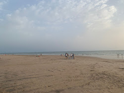 Photo de Playa de Torregorda avec rivage droit, long